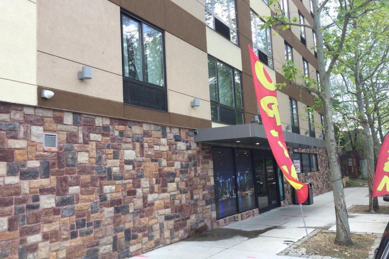 Ramada By Wyndham Bronx Terminal Hotel New York Exterior foto