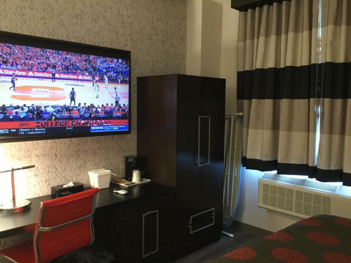 Ramada By Wyndham Bronx Terminal Hotel New York Exterior foto