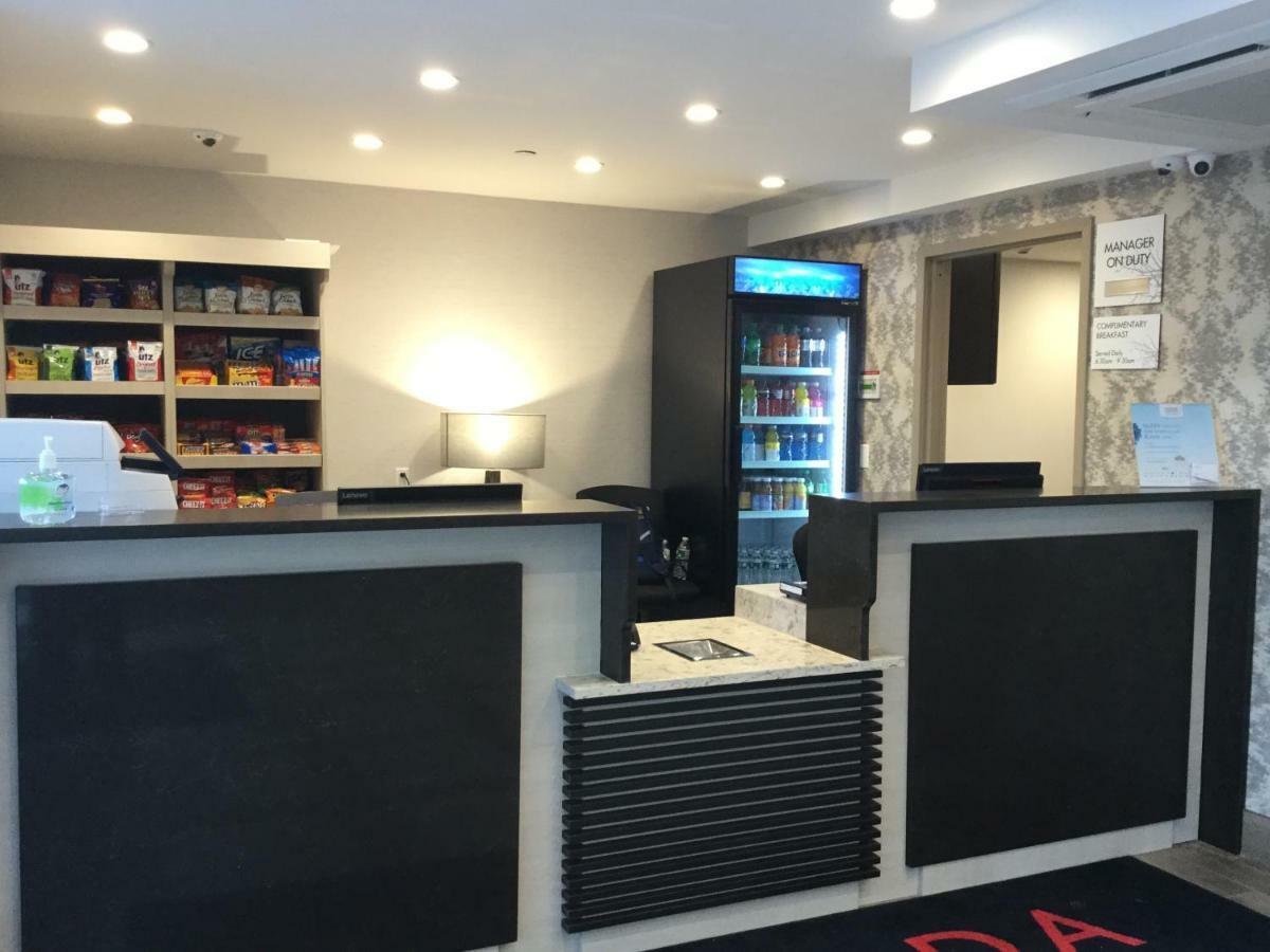 Ramada By Wyndham Bronx Terminal Hotel New York Exterior foto